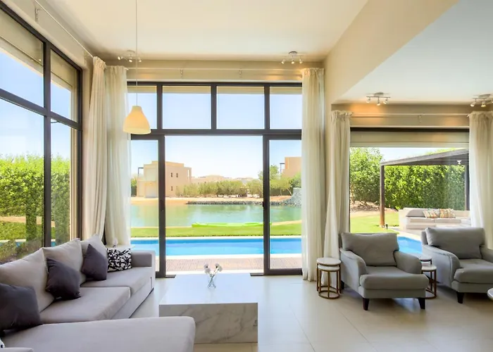 Stunning Tawila Lagoon Pool 4br Villa, Nanny Villa